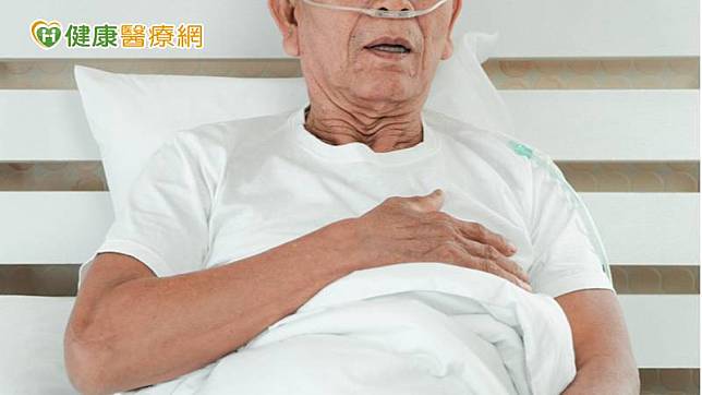 一位85歲失智伯伯因反覆嗆咳、食慾差而住院，經診斷為吸入性肺炎，由於吞嚥功能退化，需置放鼻胃管協助餵食，減少反覆住院、避免脫水、又可兼顧營養的補充，但礙於病人可能自行拔管，有機率會給予約束；但若不置放鼻胃管，則可能引起嚴重感染、敗血症或死亡等。話說到此，家屬滿腦子浮現「鼻胃管與約束」的畫面，難道說違反父親交代不插管的意願，就是孝順嗎？