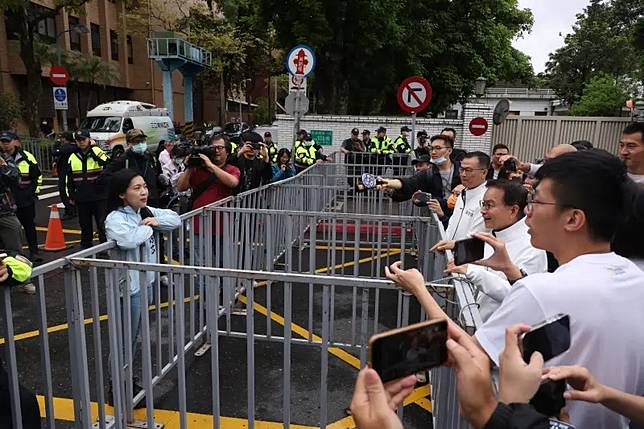 國民黨立委到北檢聲援北市黨部主委黃呂錦茹，卻被拒於拒馬外，但徐巧芯因走另一路口，人出現在禁制區。（圖／記者陳明安攝）