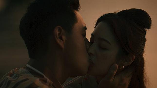鄭人碩（左）和莫允雯在劇中情不自禁相吻。（圖／Hami Video提供）