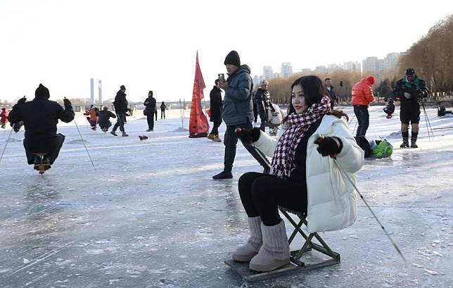 May Thet Hnynn, an international student from Myanmar, rides a stool-shaped sled in Liaoyang, northeast China's Liaoning Province, Jan. 15, 2025. (Xinhua/Yang Qing)