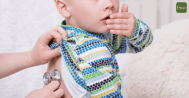 當孩子出現眨眼、甩頭、抖動肩膀，或常聽到在清喉嚨清痰，家長應帶孩子就診檢查，以免影響學習。