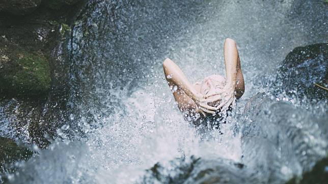 總是聽到人們在洗澡時摔倒後中風，所以 洗澡時不要先洗頭 ？這謠言毫無根據有夠瞎（圖片來源：https://pixabay.com）