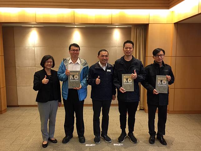 新北市長侯友宜於市政會議頒獎表揚今（108）年新北3家無菸社區。   圖：新北市衛生局／提供