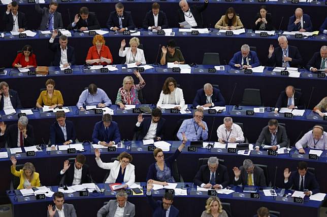 2022年7月6日，歐洲議會針對天然氣與核能能否被納入歐盟的永續活動進行投票。（美聯社）