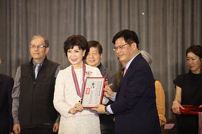 「最美麗主持人」白嘉莉獲得榮譽文藝獎章（美術類），由總統府秘書長林佳龍頒贈。（記者王誌成攝）