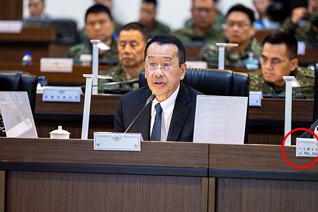 國防部官方通訊社軍聞社，21日發出漢光41號演習兵推會議照，國防部長顧立雄旁的名牌（紅圈處）意外曝光美軍少將也在場。（翻攝軍事連線雜誌臉書粉專）