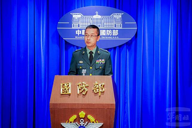 軍備局生製中心主任王少將針對機臺認證質疑進行說明。（軍聞社記者陳傳奇攝）