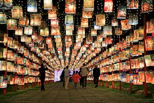 Visitors enjoy a light show at a scenic area in Yuhuan City, east China's Zhejiang Province, Oct. 4, 2024. (Photo by Duan Junli/Xinhua)