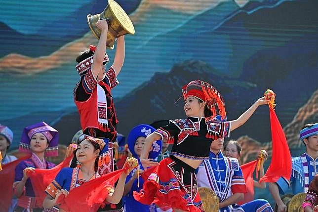 People perform folk songs and dances during a cultural tourism carnival in Wuzhou, south China's Guangxi Zhuang Autonomous Region, Nov. 12, 2024. (Xinhua/Huang Xiaobang)