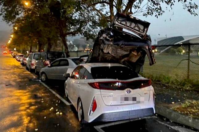 吳男開車行經台中市北屯區景賢路時，撞上路旁三輛轎車，其中一輛被撞鏟起，車尾朝天。（記者陳金龍翻攝）