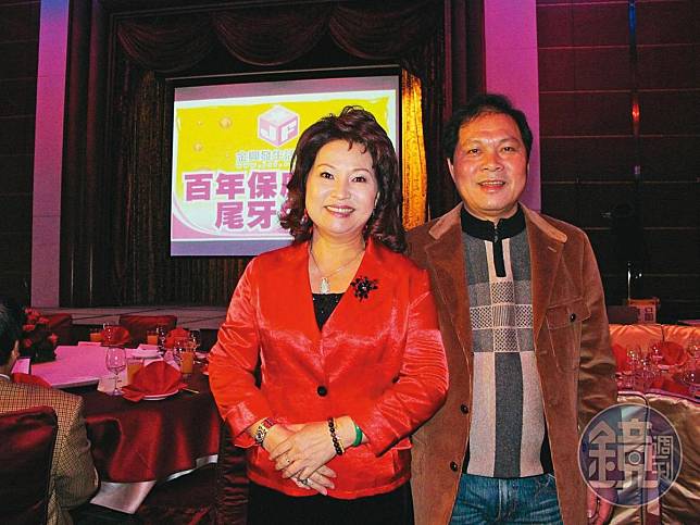 魏鳳珍（左）22歲嫁給詹萬金（右），夫妻倆一起打拚，從擺攤販售生活用品，做到創立金興發。（魏鳳珍提供）