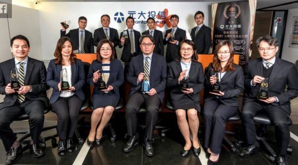 元大投信去年獲獎，董事長劉宗聖(前排中)與團隊合照，資深副總張美媛(右二)也在其中。(資料照)