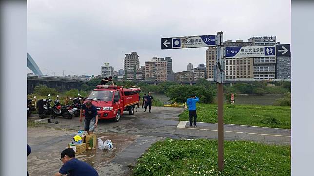 警消在台北端發現一具浮屍。（圖／TVBS）