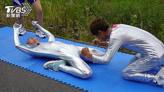 浩角翔起打趣示範「人體腳踏車」。（圖／民視提供）