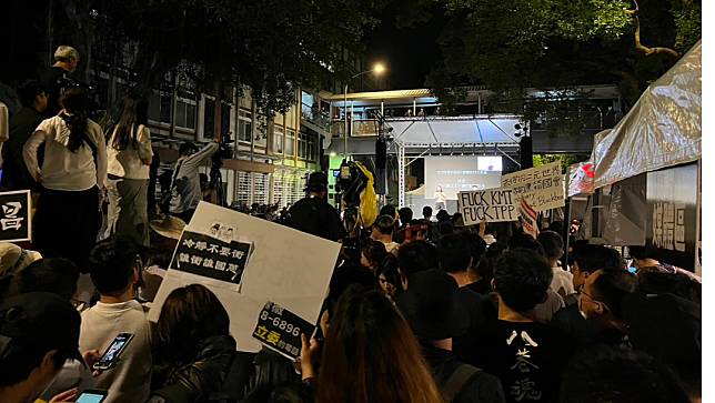 民眾5月24日集結於青島東路抗議，至晚間11點半立院散會仍不肯離去。吳尚軒攝。