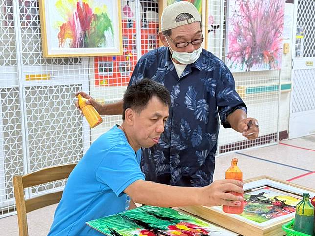 藝術家陳聰（戴帽者）到蓮心園啟智中心與憨兒一起「玩畫學笑」。（蓮心園提供）