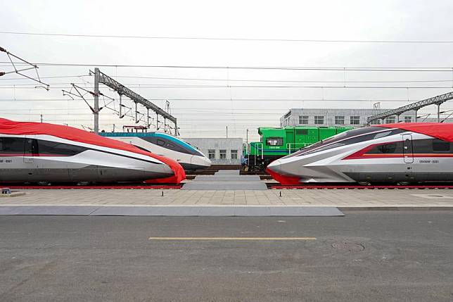 This photo shows a CR450AF &reg; and a CR450BF bullet train in Beijing, capital of China, Dec. 29, 2024. (Xinhua/Ju Huanzong)