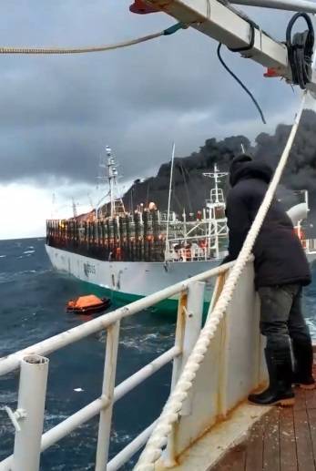 台灣高雄籍遠洋魷釣船「俊榮」號（JUN RONG)於(11)日在南大西洋福克蘭群島（Malvinas Islands）海域，意外起火燃燒   圖: 翻攝自Aan Hen Sueke臉書