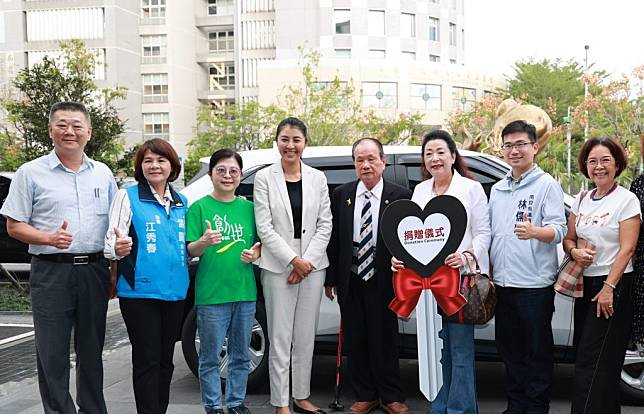 上準衡器董事長李武雄（右四）慨贈長照接送車給故鄉，由南投縣長許淑華（左四）代表接受。（記者劉晴文攝）