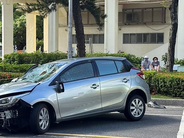 76歲劉姓婦人（圖中）開車行經成功大學校區旁勝利路、大學路口道路時，高速撞上74歲陳姓腳踏車騎士導致他失去呼吸心跳，送醫不治。記者袁志豪／攝影