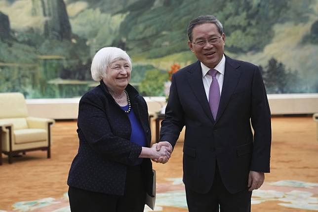 美國財政部長葉倫（左）在北京人民大會堂會見中國國務院總理李強。（資料照，美聯社）