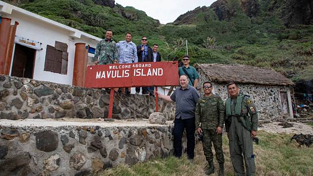 菲律賓國防部長鐵歐多洛（前排左）2月6日視察國土最北端的雅米島。翻攝菲律賓武裝部隊官網