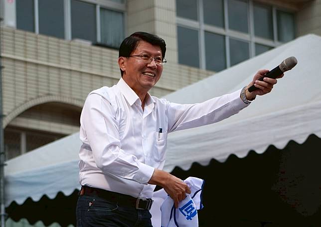 謝龍介挺藍委反罷免，與對街罷團的「青鳥」互嗆。（圖：謝龍介臉書）