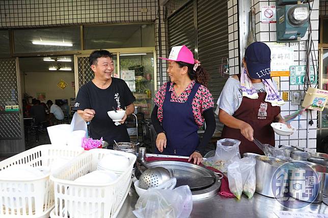老闆娘吳瓊惠見到鐵粉客人陳志東很開心，把豬血湯舀滿好料。