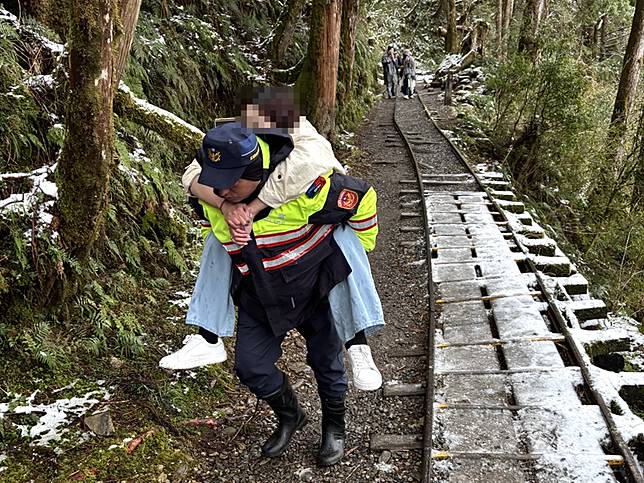 太平山雪地救援！歐巴警背港女感動哭了!