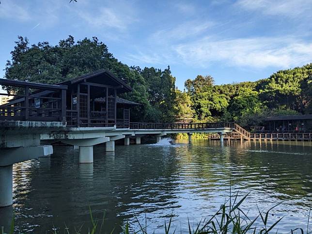 新竹公園九曲橋平台與欄杆將於十八日起封閉修繕，請民眾留意步行動線。(記者曾芳蘭攝)