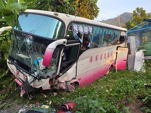一輛中巴在楠西區香蕉山發生車禍意外。（民眾提供）