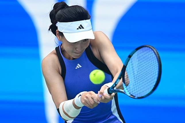 Wang Xinyu hits a return during her women's singles quarterfinal victory against Ekaterina Alexandrova at the 2024 Wuhan Open in Wuhan, Hubei Province, Oct. 11, 2024. (Xinhua/Du Zixuan)