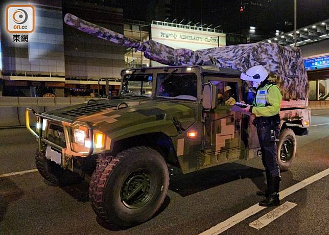 解放軍車疑切線發生意外。(胡德威攝)