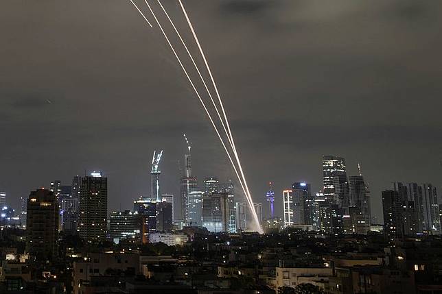 2025年6月15日，以色列的鐵穹防空系統在特拉維夫上空攔截伊朗發射的飛彈。（資料照，美聯社）