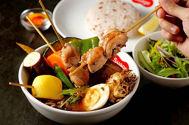 「脆皮雞腿肉串湯咖哩」將帶皮桂丁雞腿肉串先炸再烤，讓雞肉外酥內嫩，吸飽咖哩香氣。（330元／份，Suage提供）