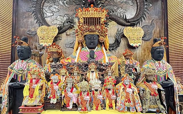 鹿耳門天后宮、新寮鎮安宮、西港慶安宮、安定許中營順天宮、後崛潭湄宮、土虱掘聖興宮、善化笳菝天后宮、大內石子瀨天后宮等媽祖神尊齊聚一堂。（記者陳治交攝）