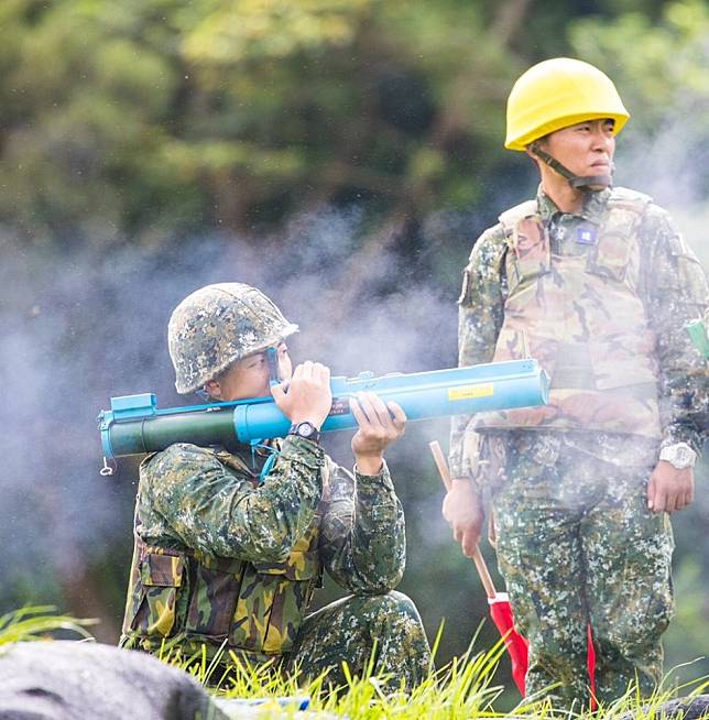 ▲軍事訓練役男，首次實施66火箭彈反裝甲武器射擊。（圖／翻攝自陸軍司令部臉書）