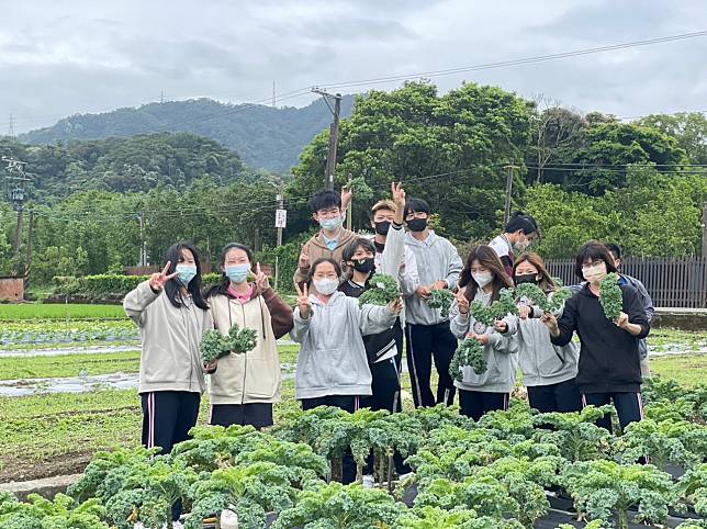 桃園大溪「康莊有機聚落」產地到餐桌導覽解說，探尋有機友善耕作的秘密。圖：桃竹苗分署提供