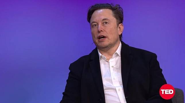特斯拉執行長馬斯克（Elon Musk）宣布以440億美元收購推特一舉轟動全球，但近期卻表示暫時擱置交易，以待他了解假帳號相關資訊。（翻攝自TED YouTube）