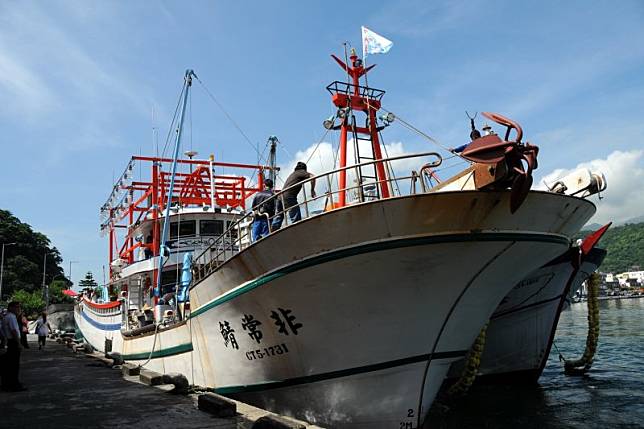 作者認為台灣對於外籍漁工的不人道對待已傳至國際，針對外籍漁工薪資、作業環境安全等問題，呼籲蔡政府要有整體思維與做法，不能只是將漁業附屬在農委會底下卻不積極作為。（漁業署網站）