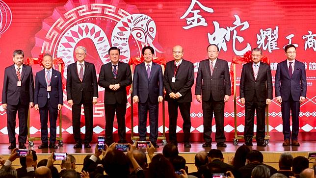 總統賴清德（右五）今年農曆春節後，曾出席「114年工商團體春節聯誼」活動，強調會支持產業發展。廖瑞祥攝
