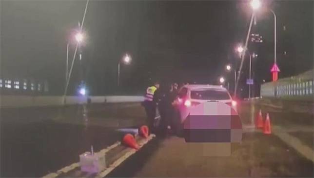 通緝犯拒檢撞警遭開槍制止，當場身亡。圖／台視新聞