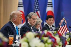 川普（左1）與美國財政部長貝森特（左2）一同與南韓總統李在明在慶州會晤。（美聯社）