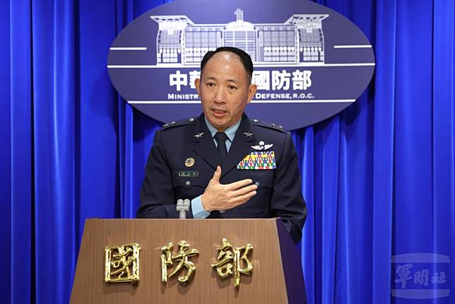 針對共軍昨天開設7處空域保留區，國防部情次室次長謝日升中將在國防部記者會說明。（軍聞社記者蔡枋澐攝）