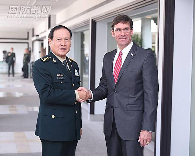 魏鳳和(左)與埃斯珀握手(國防部網頁)
