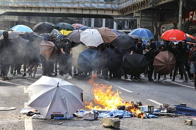 Police fire tear gas as anti-government protesters hold a lunchtime rally on Tuesday in Central. Photo: K.Y. Cheng