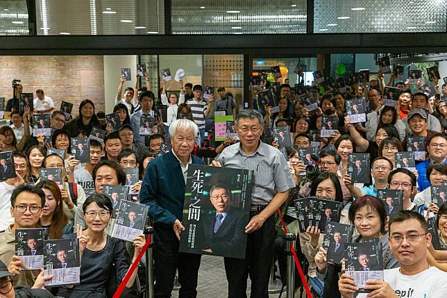 台北市長柯文哲參與新書<生死之間>簽書會。