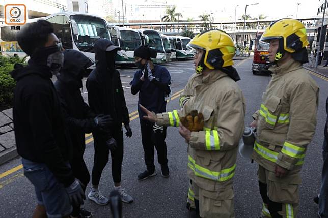 消防員欲清理尖沙咀消防局外的路障，與示威者講數無功而還。