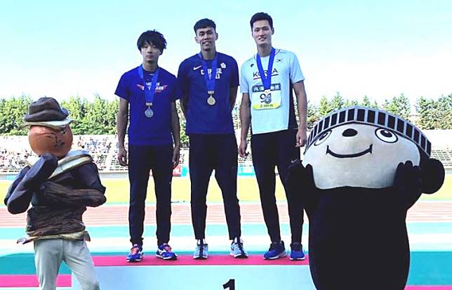 陳奎儒(中)在2019南部忠平田徑紀念賽男子110公尺跨欄奪金。田徑協會／提供。