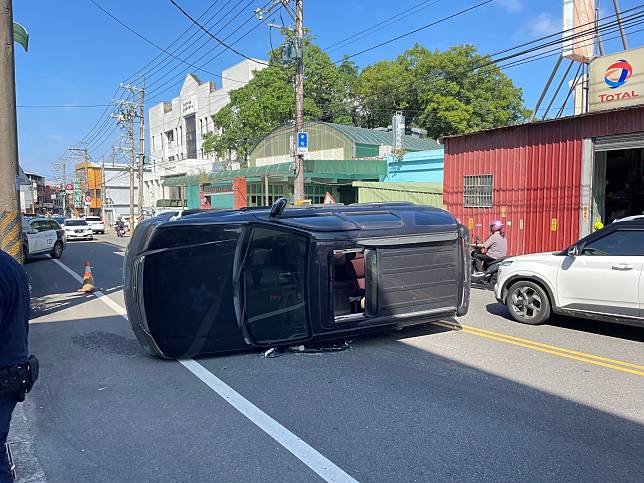 黃男自稱因轉彎幅度過大，於轉彎時擦撞到路邊停放的車輛，隨後側翻。圖：讀者提供